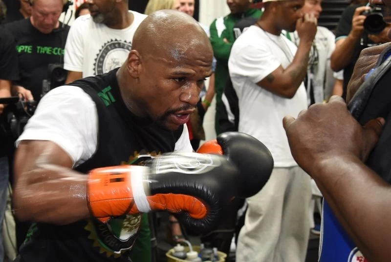 Mayweather holds public workout ahead of megafight