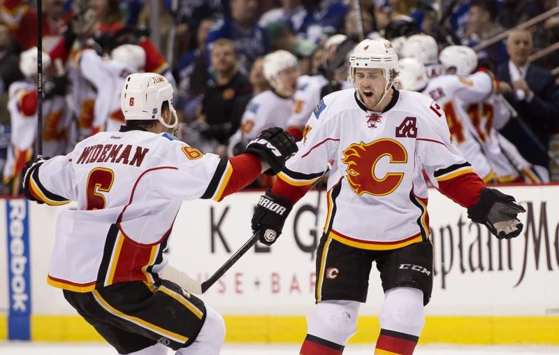 Russell scores late to lift Flames over Canucks