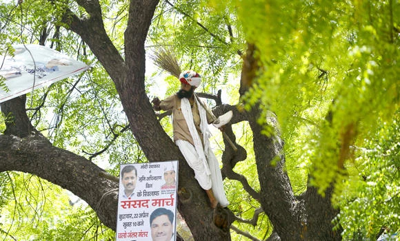 Indian farmer hit by crop losses commits suicide at rally
