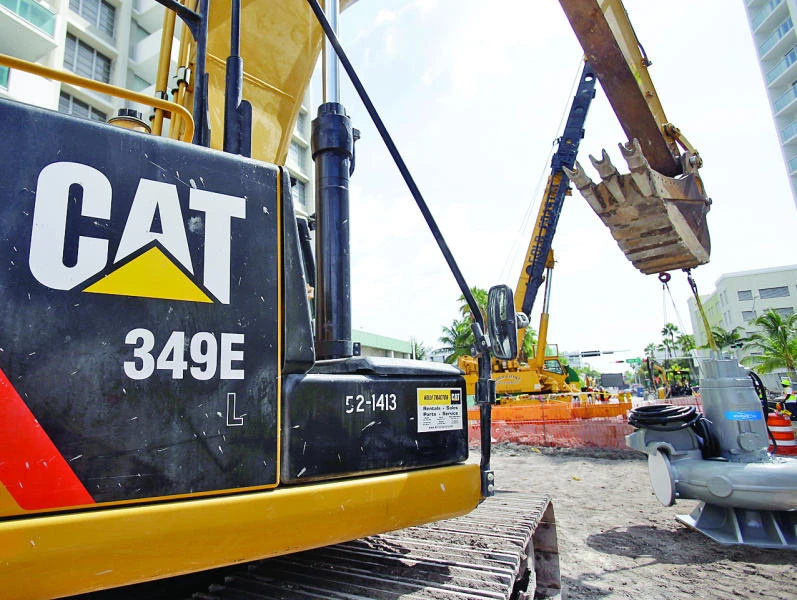 Caterpillar raises forecast despite oil headwinds