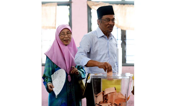 Wife of Malaysia’s jailed Anwar to run for his seat