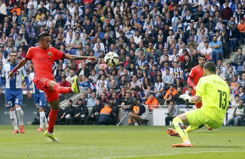 Neymar, Messi guide 10-man Barca to crucial win