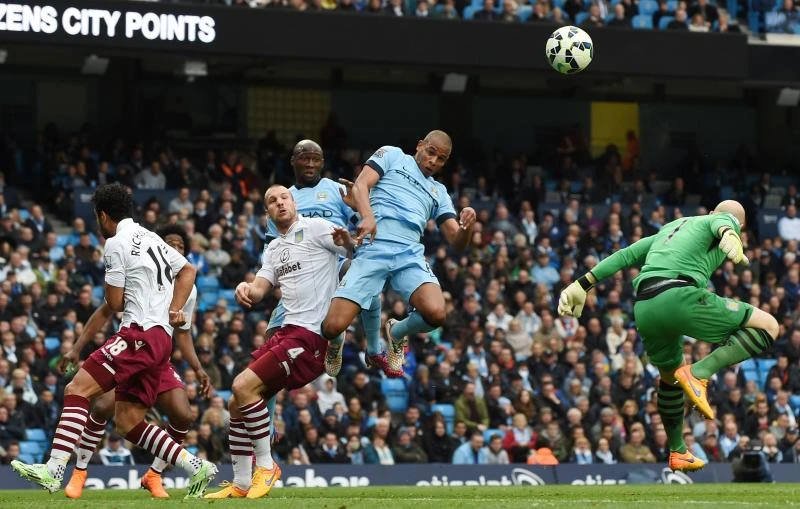 Late Fernandinho strike sends Man City second