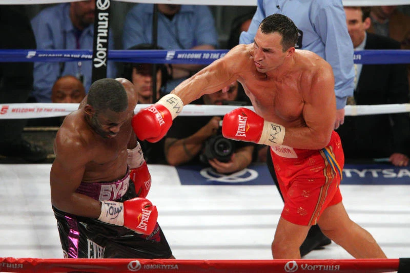 Klitschko outpoints Jennings to extend reign
