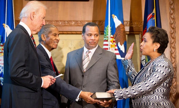 Loretta Lynch sworn in as new US attorney general