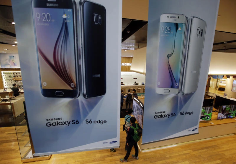 Samsung’s profit hit by bigger iPhones, sinks 39%