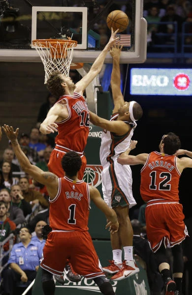 Bulls clobber Bucks 120-66 to advance