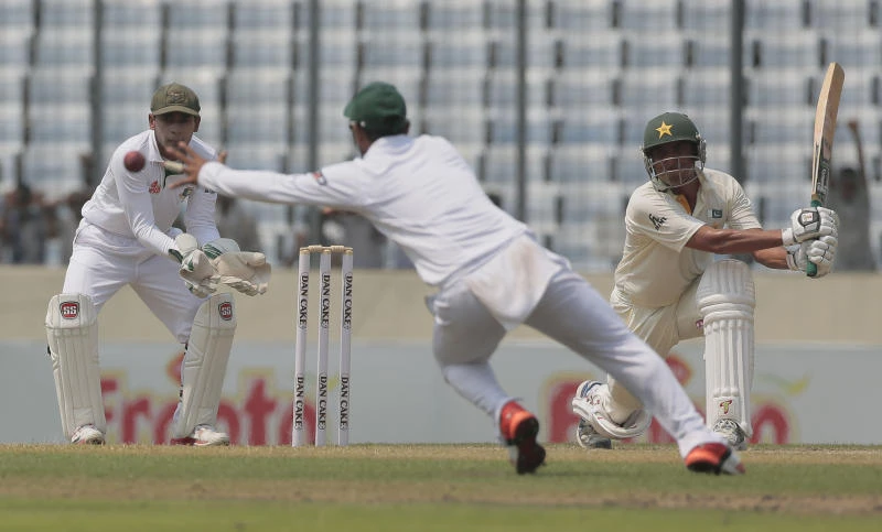 Younis, Azhar pound luckless Bangladesh