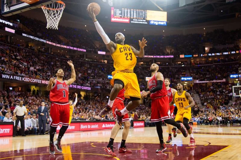 Resurgent James leads Cavs; Rockets rebound