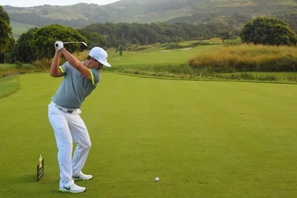 Three players tied for 1st-round lead at Mauritius Open