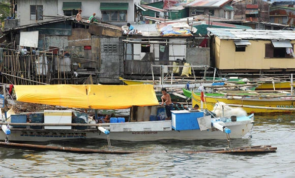 Thousands flee as typhoon hits north Philippines, threatens Taiwan