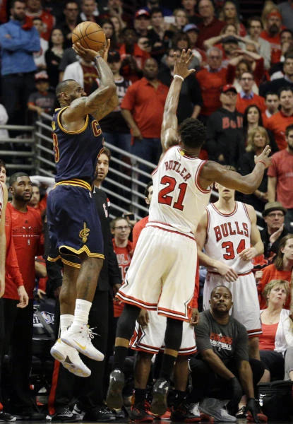 James nails game-winner as Cavs beat Bulls, level series at 2-2