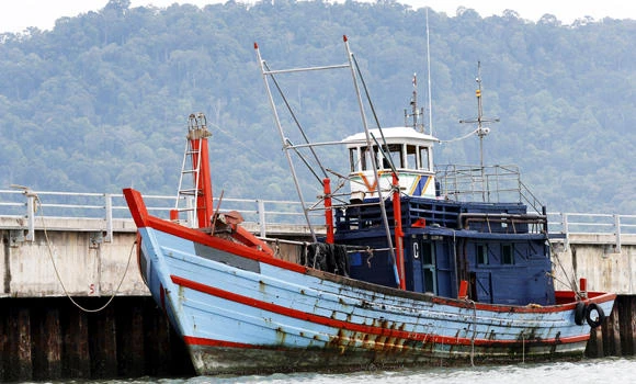 Dhaka detains boat adrift with 116 migrants