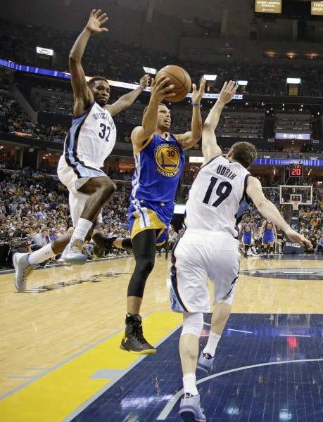 Warriors rout Grizzlies to tie series at 2-2