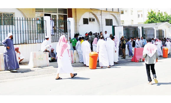 Hundreds of Yemenis correct status