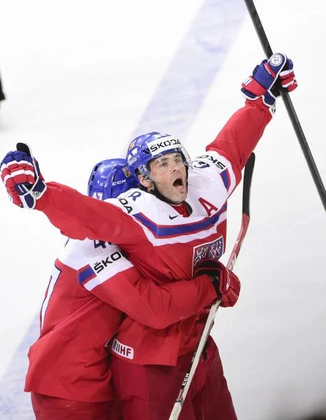 Canada takes on crowd-propelled Czechs at worlds