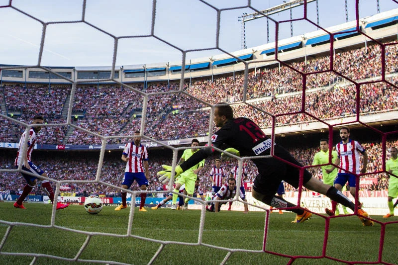 Messi leads Barca from crisis club to champion