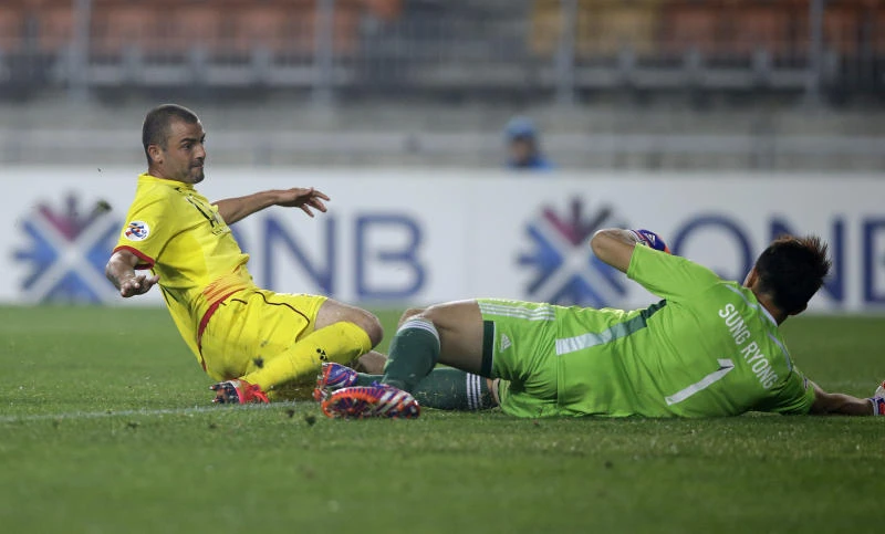 Leandro double lifts Kashiwa past Suwon