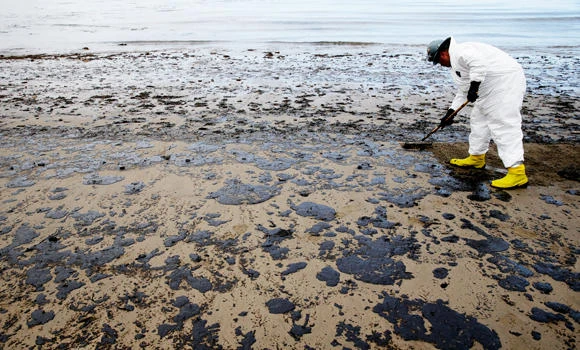 California probes 9-mile oil slick