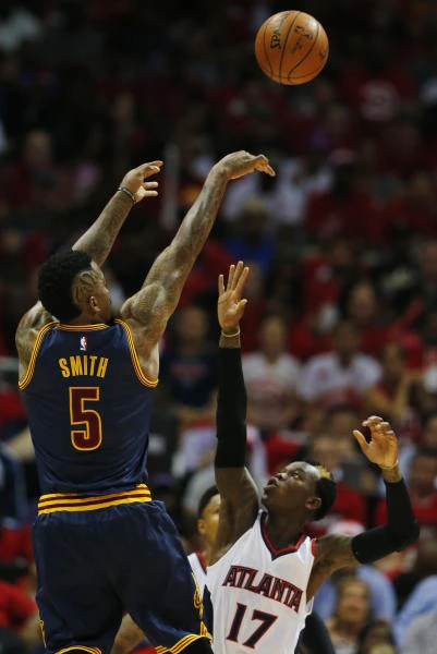 Smith, James lead Cavs past Hawks 97-89
