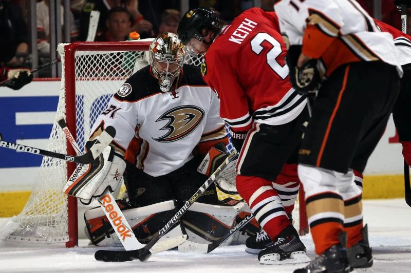 Ducks down Blackhawks 2-1 to lead West series