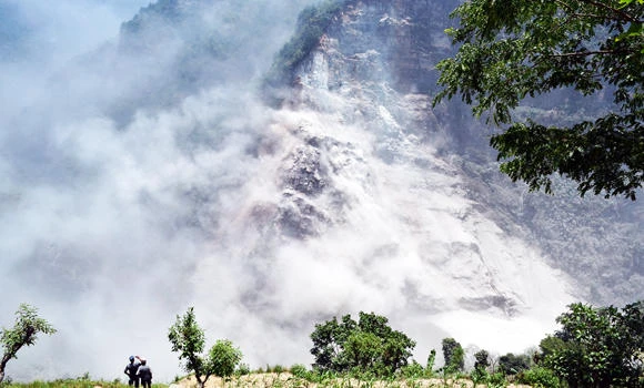 Thousands flee after landslide blocks Nepal river