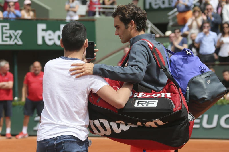 Angry Federer wins, blasts organizers for security lapse