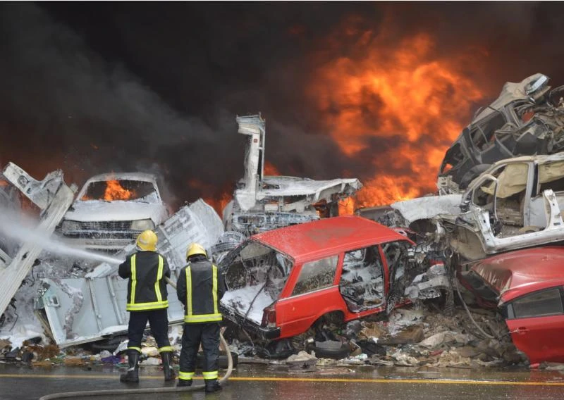 Huge fire hits car graveyard