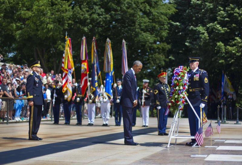 Obama praises ‘fallen heroes,’ touts end of Mideast wars
