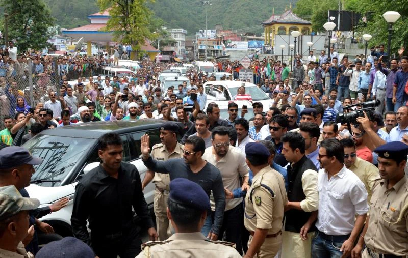 Bailed Bollywood star Khan allowed to leave India