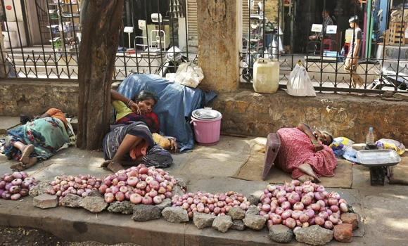 India heatwave kills 800 as capital’s roads melt