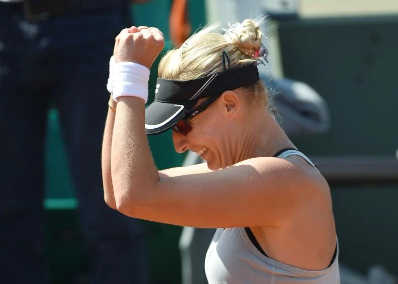 Federer rocks on; Sharapova through as Halep crashes
