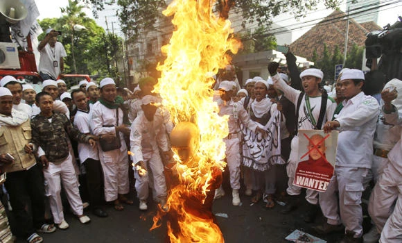 Buddhists in Myanmar deny boat people are Rohingya