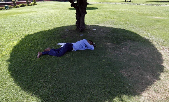 Indians crowd rivers, tree shade as heat toll passes 1,400