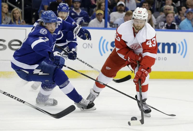 Lightning blank Red Wings 2-0 in Game 7