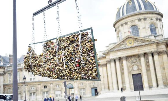 Breaking hearts, breaking chains: Paris removes ‘love locks’
