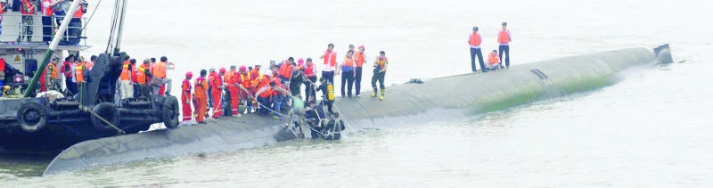 Hundreds missing after China cruise ship sinks