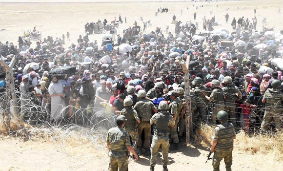Over 3,000 Syrians flee fighting, cross into Turkey