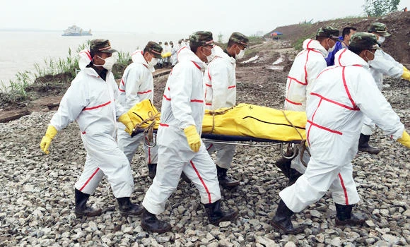 Rescuers pull more bodies from capsized China ship