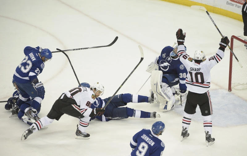 Blackhawks rally to stun Lightning in Stanley Cup opener