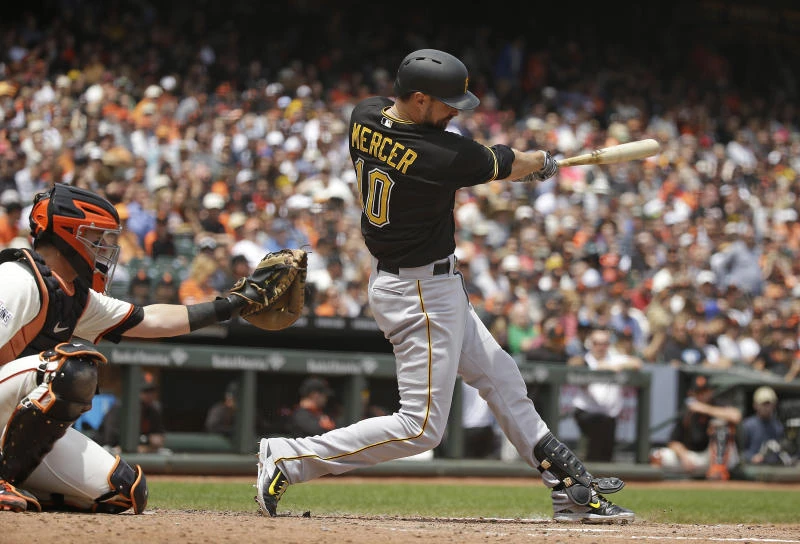Pirates win 5-2 to complete sweep of Giants