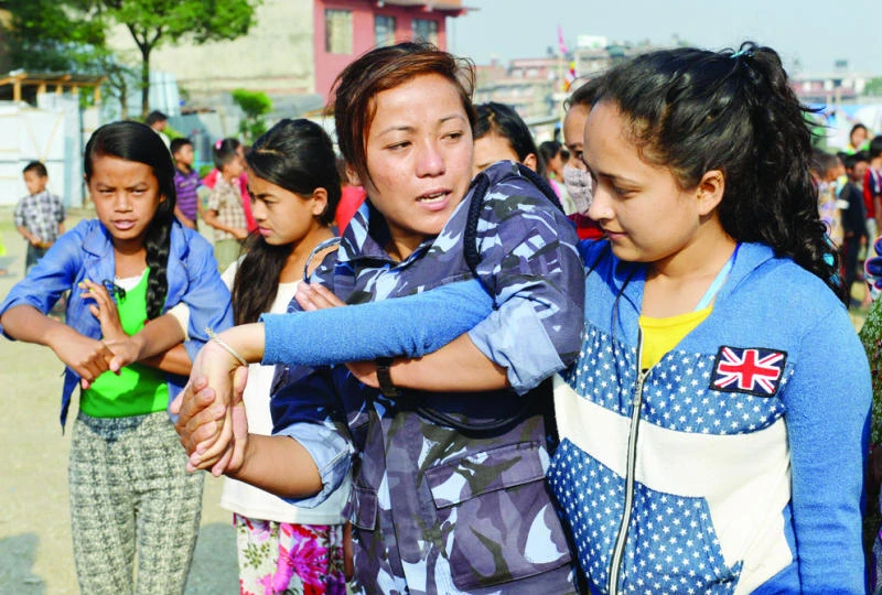 Quake victims learn to face attackers
