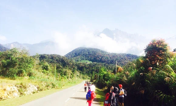 160 stranded on Malaysian mountain
