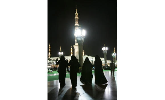 No ban on women at taraweeh prayers