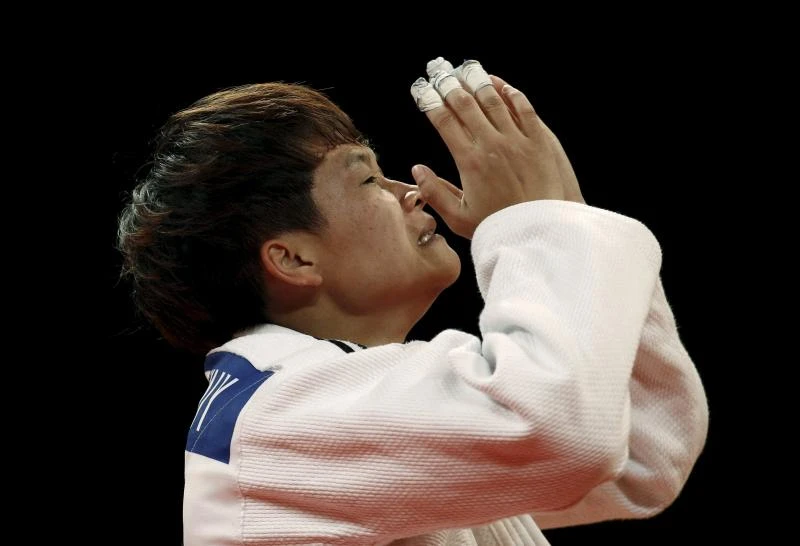 Nguyen’s record-setting golden double lifts Vietnam