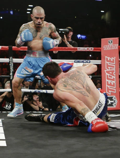 Cotto knocks out Geale in 4th round, retains WBC title