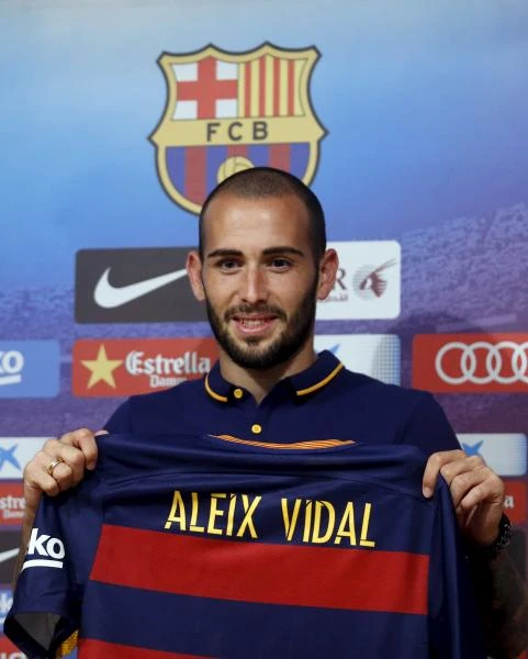 Sevilla wing back Vidal signs for Barca