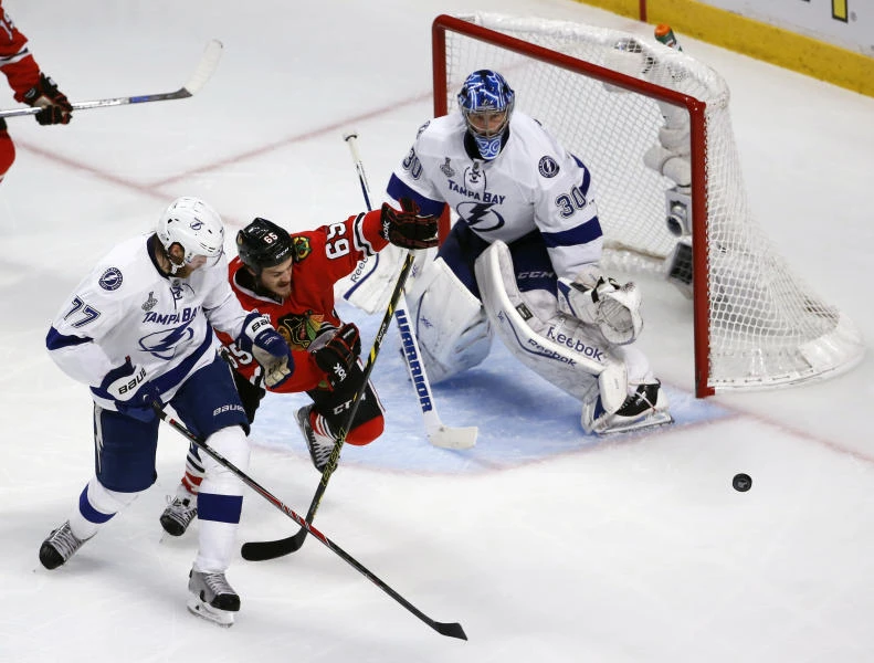 Lightning rally past Blackhawks for 2-1 lead