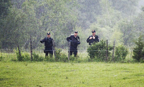 House searches resume near prison where 2 killers escaped