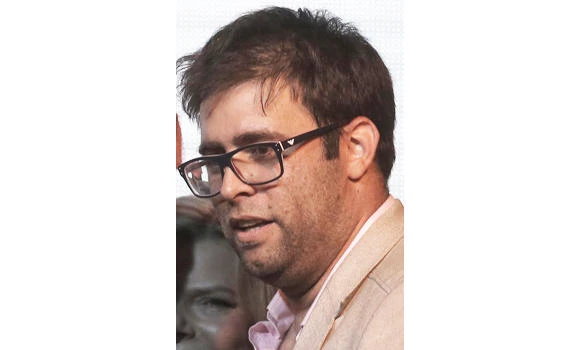 Accused of pimping, doing drugs, Israeli deputy speaker suspended